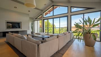 Suite Lafitenia Ocean View | Living room | 60-cm LCD TV with digital channels