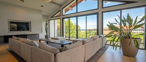 Suite Lafitenia Ocean View | Living room | 60-cm LCD TV with digital channels