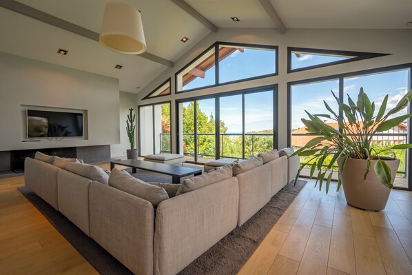 Suite Lafitenia Ocean View | Living room | 60-cm LCD TV with digital channels