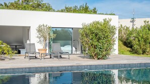 A modern outdoor pool area with a glass-enclosed seating area and a clear view of the pool. - Lafitenia Resort (Saint-Jean-de-Luz)