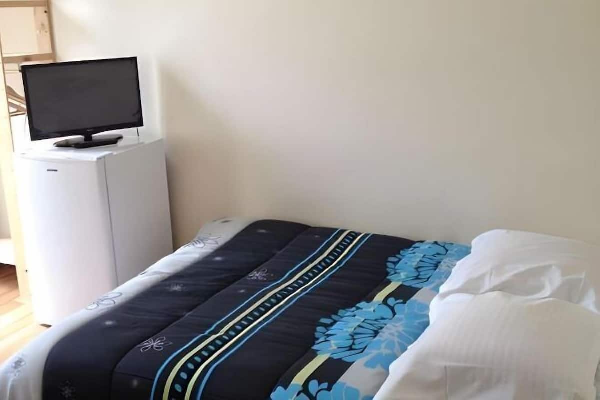 Select Comfort -patjalliset sängyt, työpöytä, ilmainen Wi-Fi