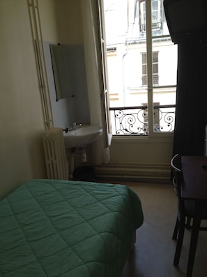 Select Comfort beds, desk, free WiFi - Au Royal Mad Hotel (Paris)
