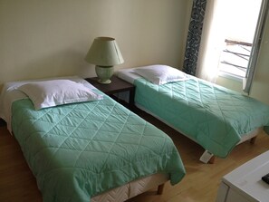 Select Comfort beds, desk, free WiFi - Au Royal Mad Hotel (Paris)
