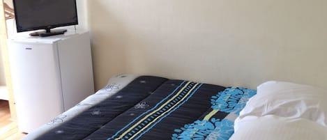 이코노미 더블룸, 공용 욕실 | 셀렉트 컴포트 침대, 책상, 무료 WiFi