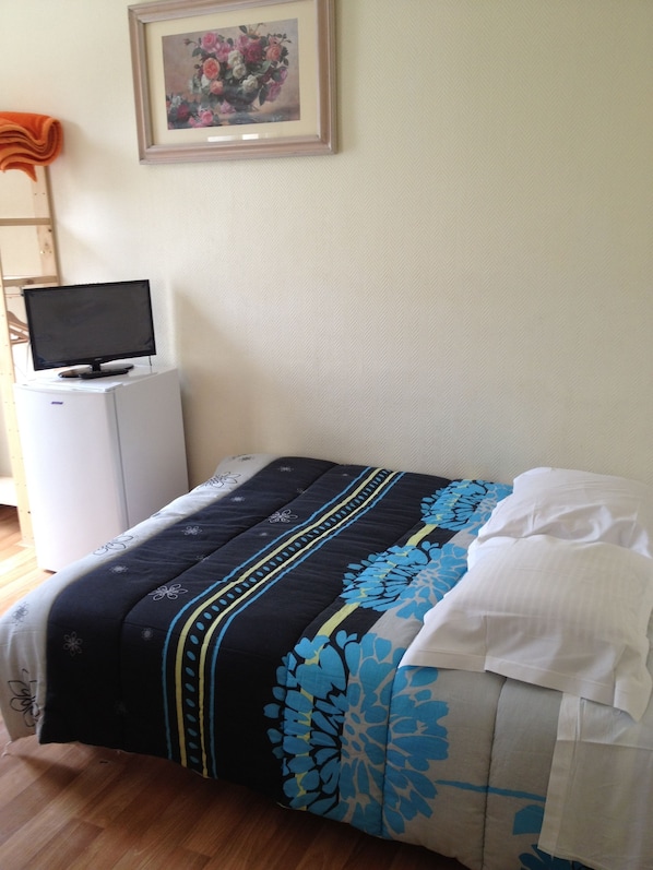 Economy Double Room, Shared Bathroom | Select Comfort beds, desk, free WiFi - Au Royal Mad Hotel (Paris)