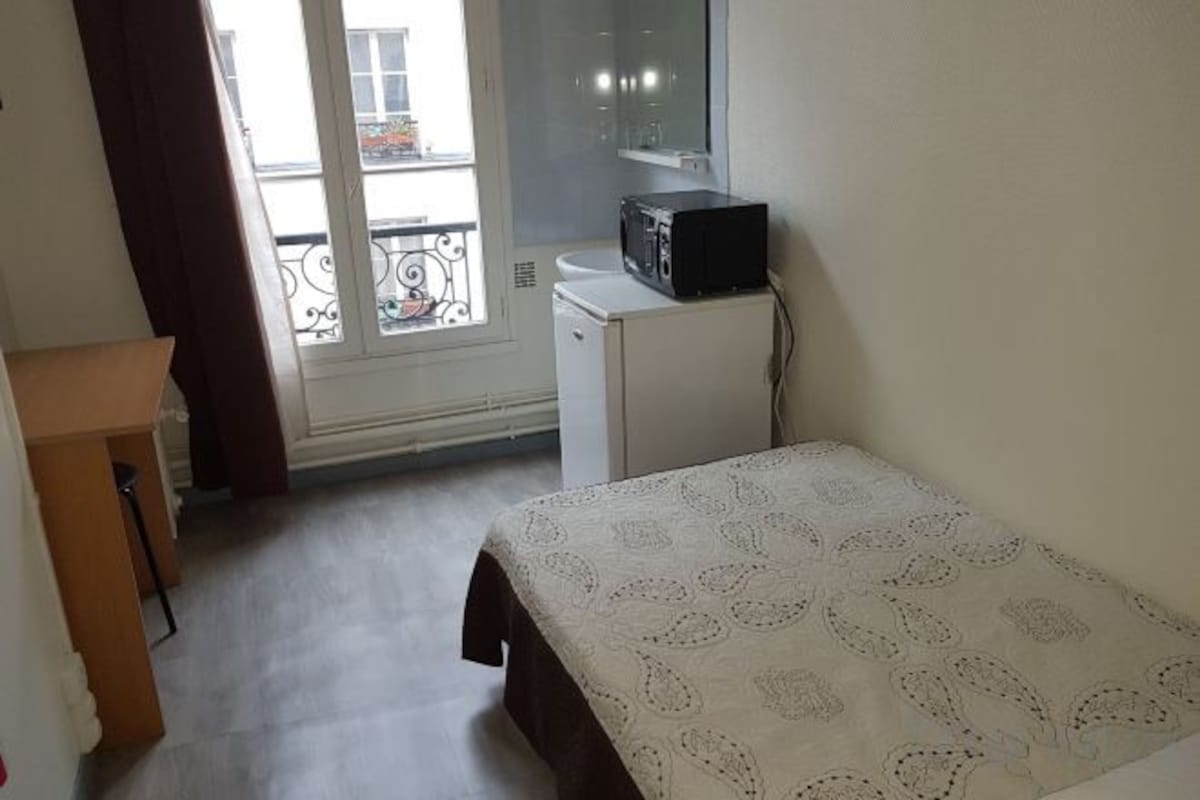 Select Comfort beds, desk, WiFi (free)