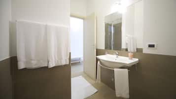 Shower, rainfall showerhead, free toiletries, hair dryer