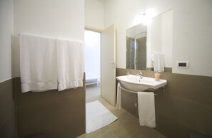 Een douche, een regendouche, gratis toiletartikelen, een haardroger