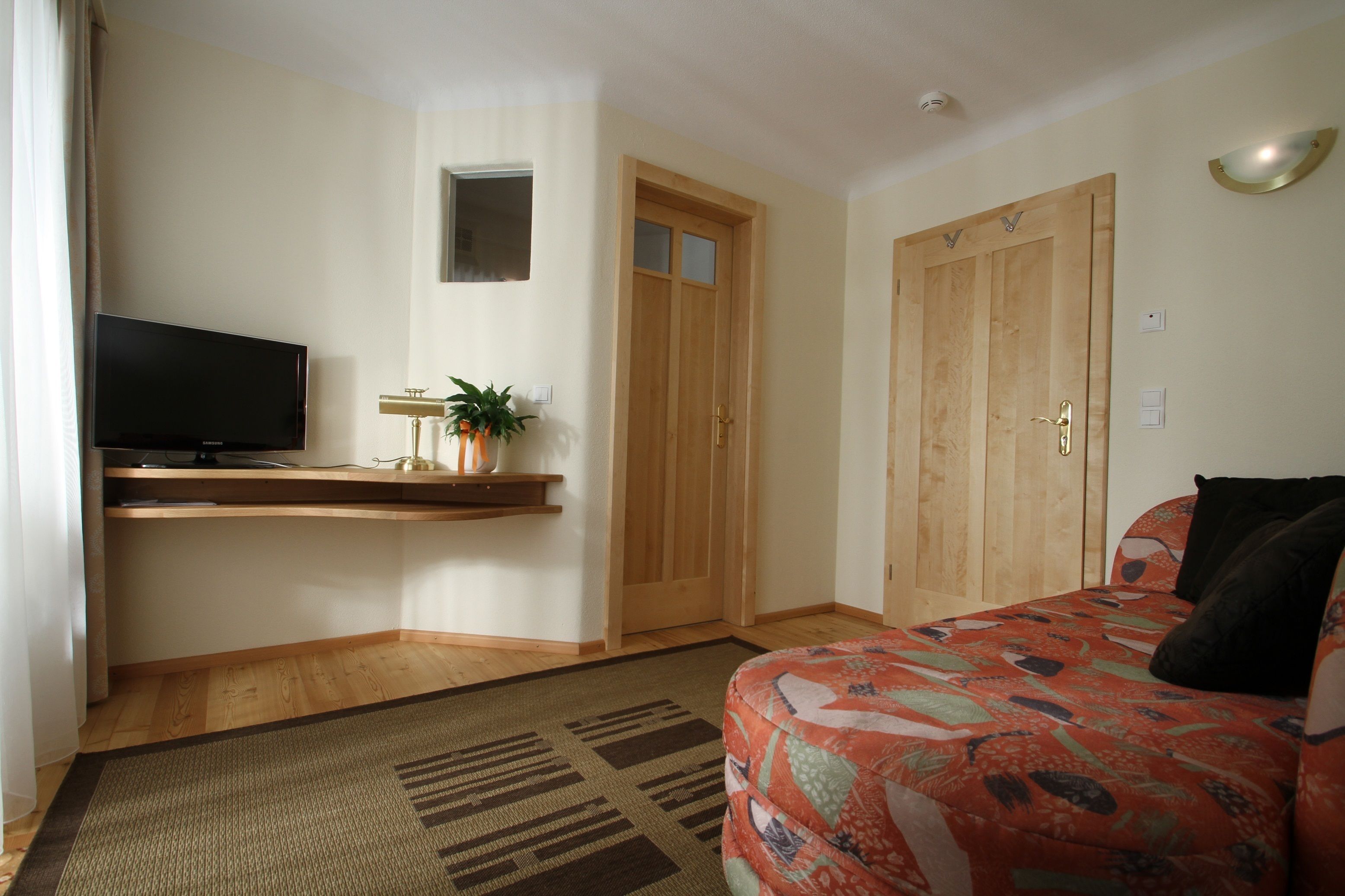 junior suite, balcony | living area | flat-screen tv