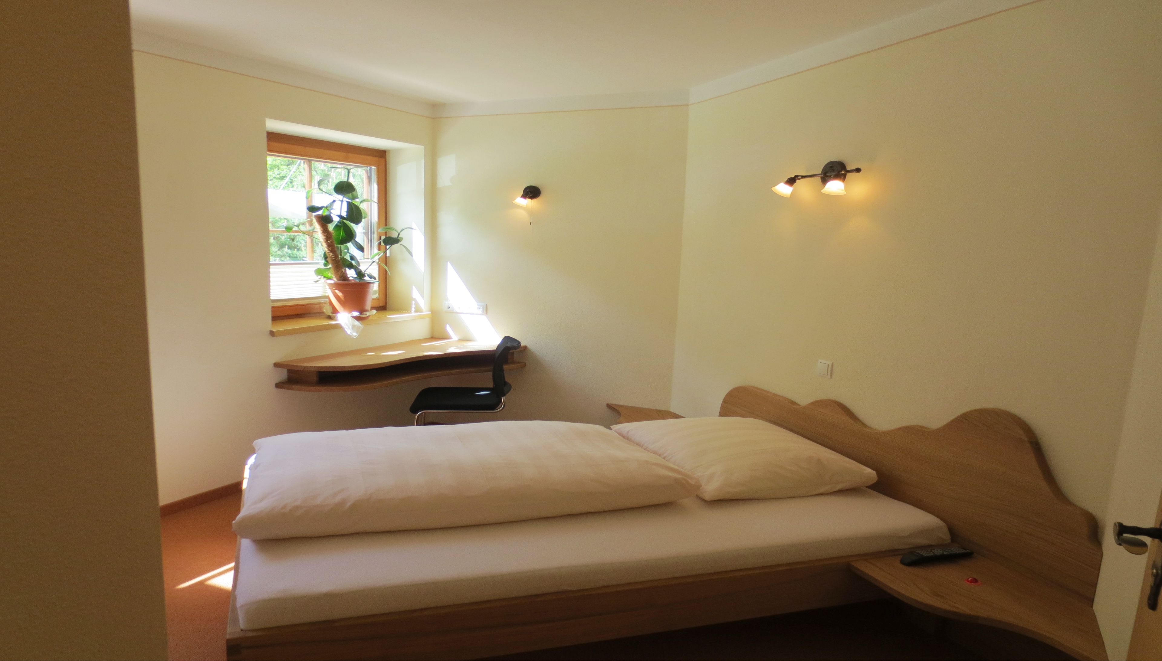 classic single room | hypo-allergenic bedding, desk, free wifi, bed sheets