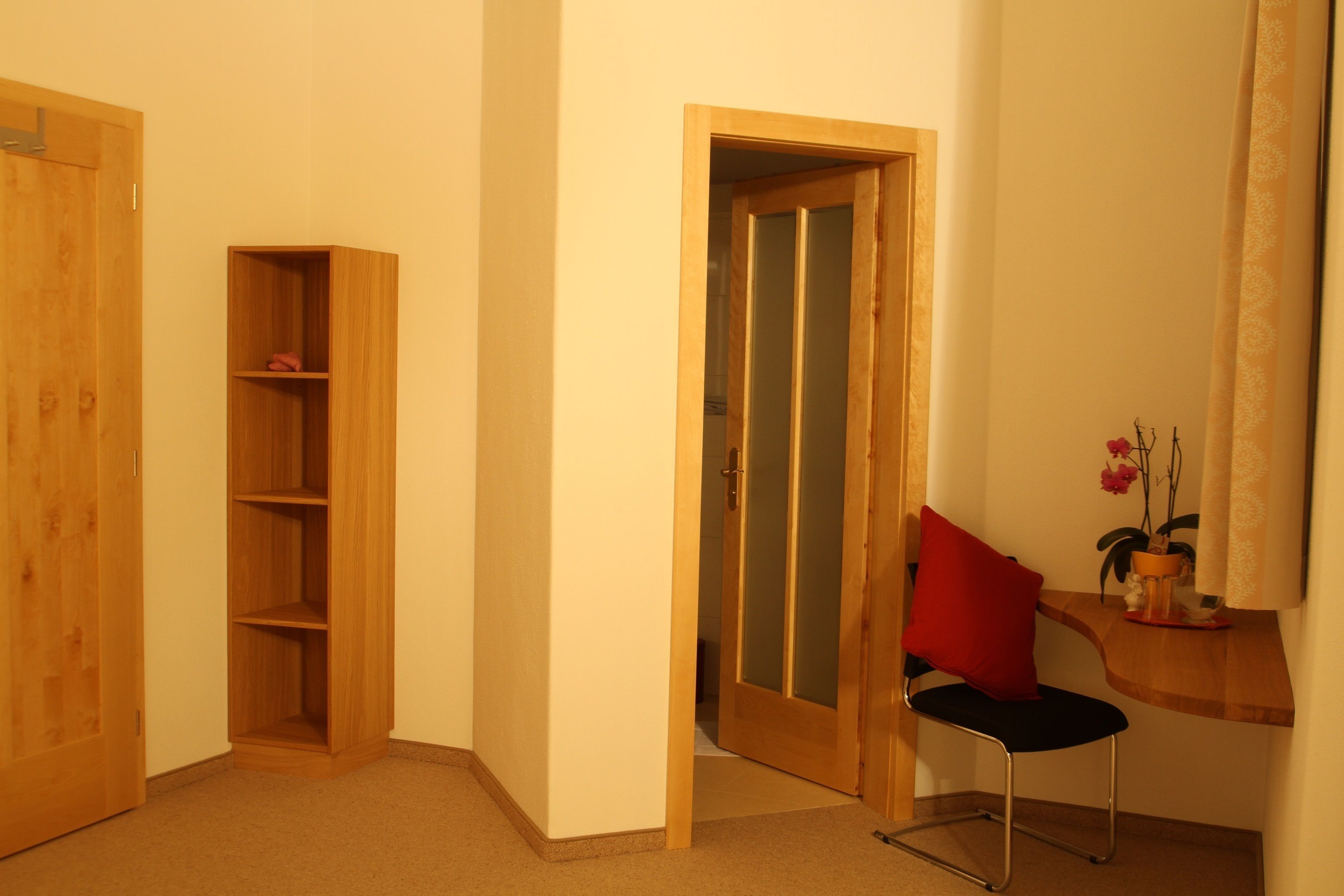 junior suite, balcony | living area | flat-screen tv