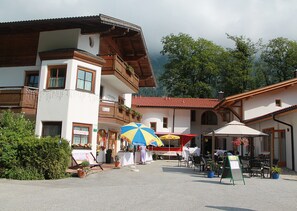 Outdoor dining - Hotel Schlossblick (Angerberg)