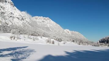 Un paisaje montañoso nevado bajo cielos despejados.