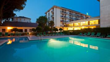 Outdoor pool, sun loungers