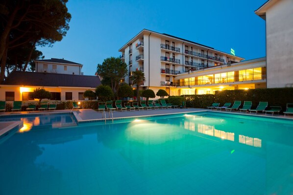 Outdoor pool, sun loungers