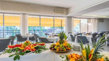 Cocina internacional con vista al mar