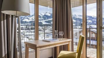 Panoramic Suite, 1 Katil Raja (King) dengan Katil Sofa, Bathtub, Mountain View | Cadar kapas Mesir, peralatan tempat tidur premium, gebar bulu kapas
