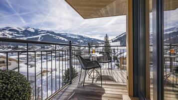 Panoraamasviitti, 1 suuri parisänky ja vuodesohva, sauna, vuoristonäköala | Näkymä huoneesta