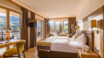 Panoramic Suite, 1 Katil Raja (King) dengan Katil Sofa, Sauna, Mountain View | Cadar kapas Mesir, peralatan tempat tidur premium, gebar bulu kapas