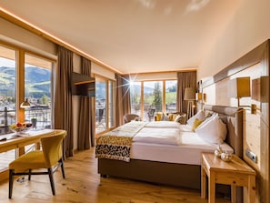 Panoramic Suite, 1 King Bed with Sofa bed, Sauna, Mountain View | Egyptian cotton sheets, premium bedding, down comforters, in-room safe - Hotel Zentral (Kirchberg in Tirol)