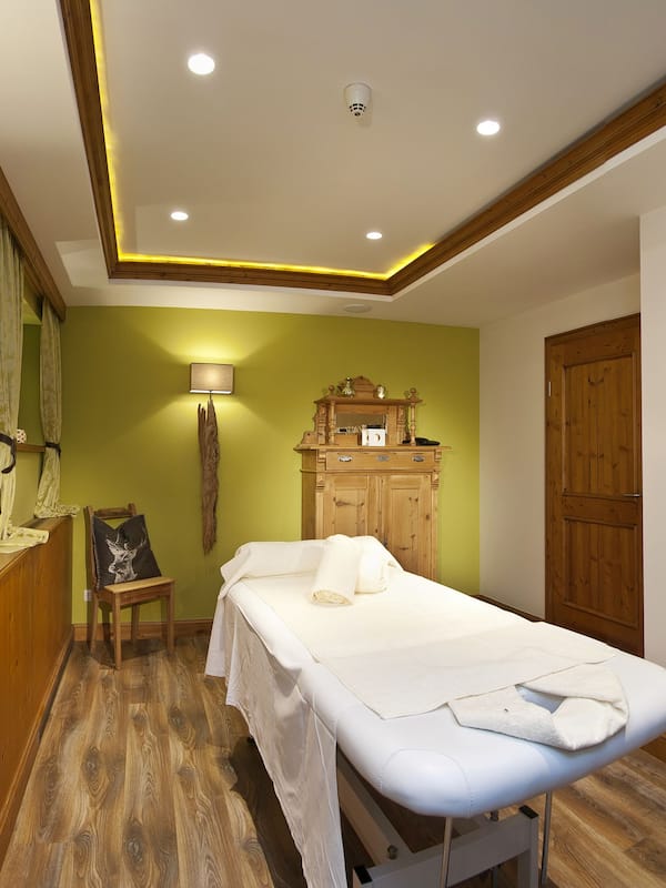 Sauna, steam room, hot stone massages, sports massages, facials