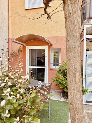 Twin Room | In-room safe, soundproofing, free WiFi, bed sheets