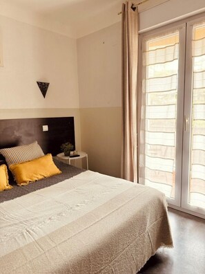 Doppelzimmer, Balkon | Zimmersafe, schallisolierte Zimmer, kostenloses WLAN, Bettwäsche
