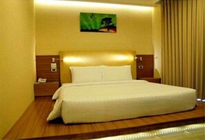 Standard Room (Mini) | Premium bedding, minibar, in-room safe, desk - The Moonite Boutique Hotel (Bangkok)