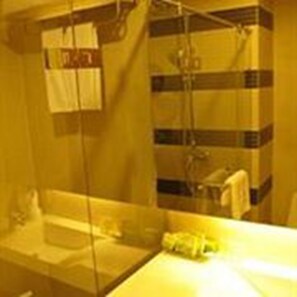 Shower, rainfall showerhead, free toiletries, hair dryer - The Moonite Boutique Hotel (Bangkok)