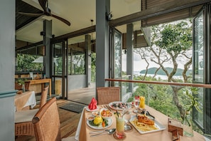 2 nhà hàng; phục vụ bữa sáng, bữa trưa, bữa tối và bữa sáng muộn