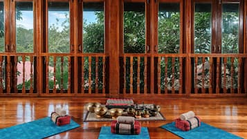 Couples treatment room(s), hot tub, body treatments, aromatherapy