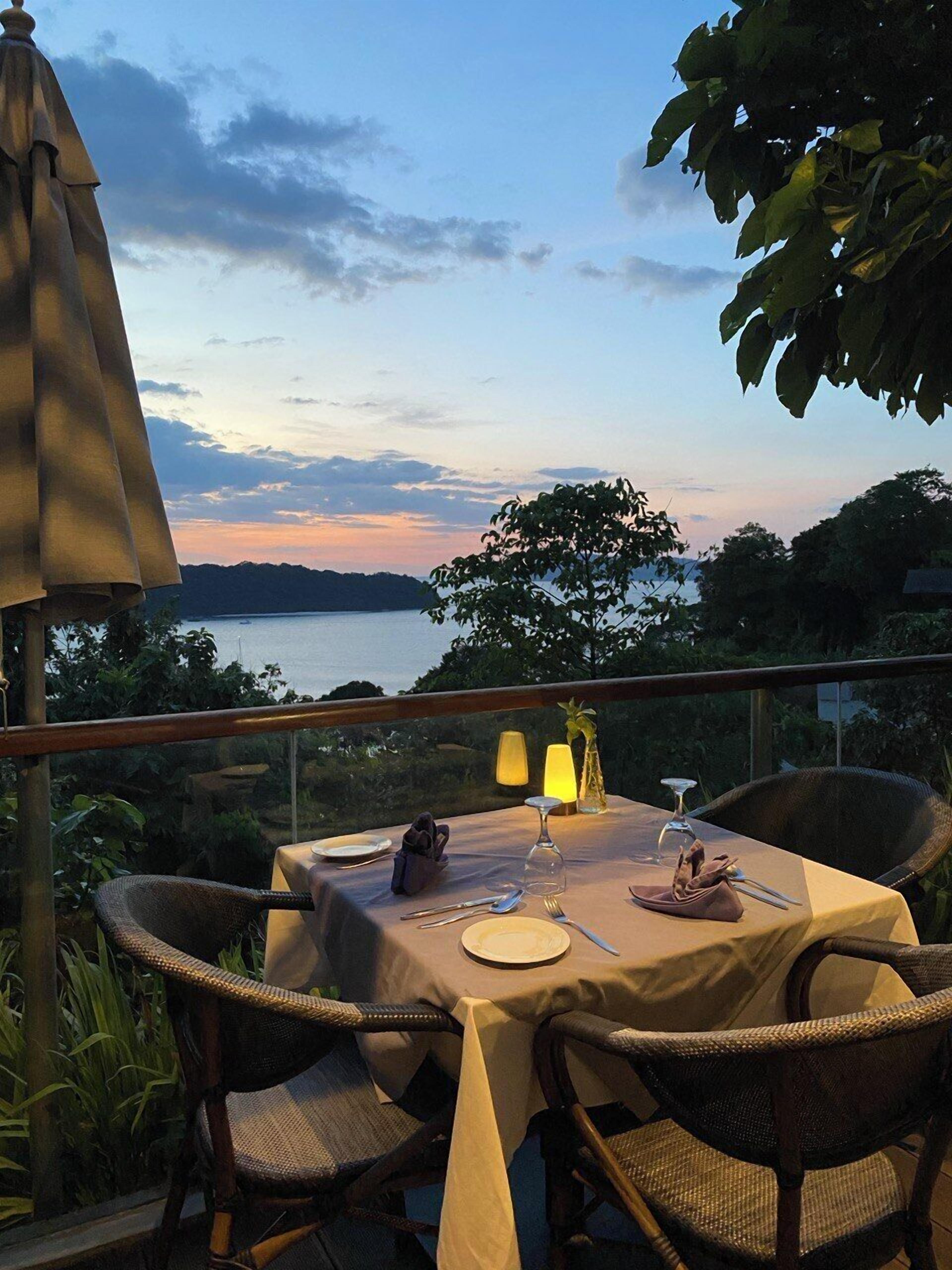 2 restaurants, breakfast, lunch, dinner served; vegan cuisine