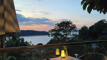 2 restaurants, breakfast, lunch, dinner served; vegan cuisine