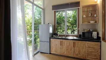 Canopy Studio | Eget tekjøkken | Kjøleskap, mikrobølgeovn, kaffetrakter/tekoker og vannkoker