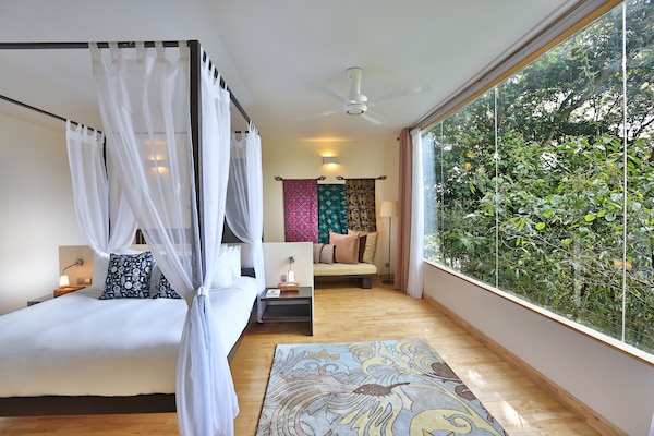 Minibar, caja de seguridad en la habitación y decoración personalizada