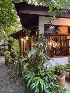 2 restaurants, serveren ontbijt, lunch, diner, veganistische gerechten