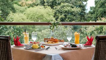 2 restaurants; breakfast, lunch, dinner, and brunch served