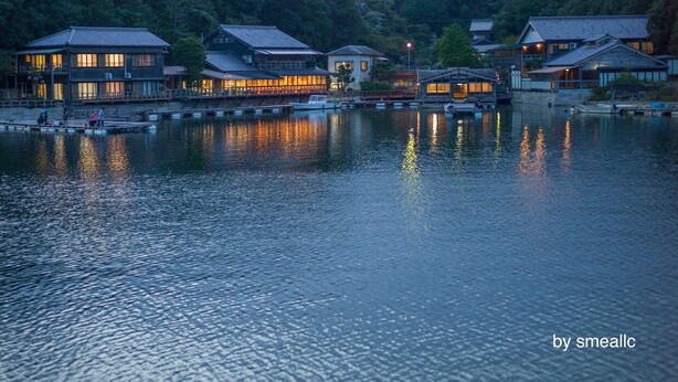 A waterfront property with multiple buildings, a dock, and a calm lake. - Hiogiso (Shima)