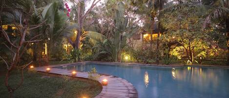 Alberca al aire libre y camastros