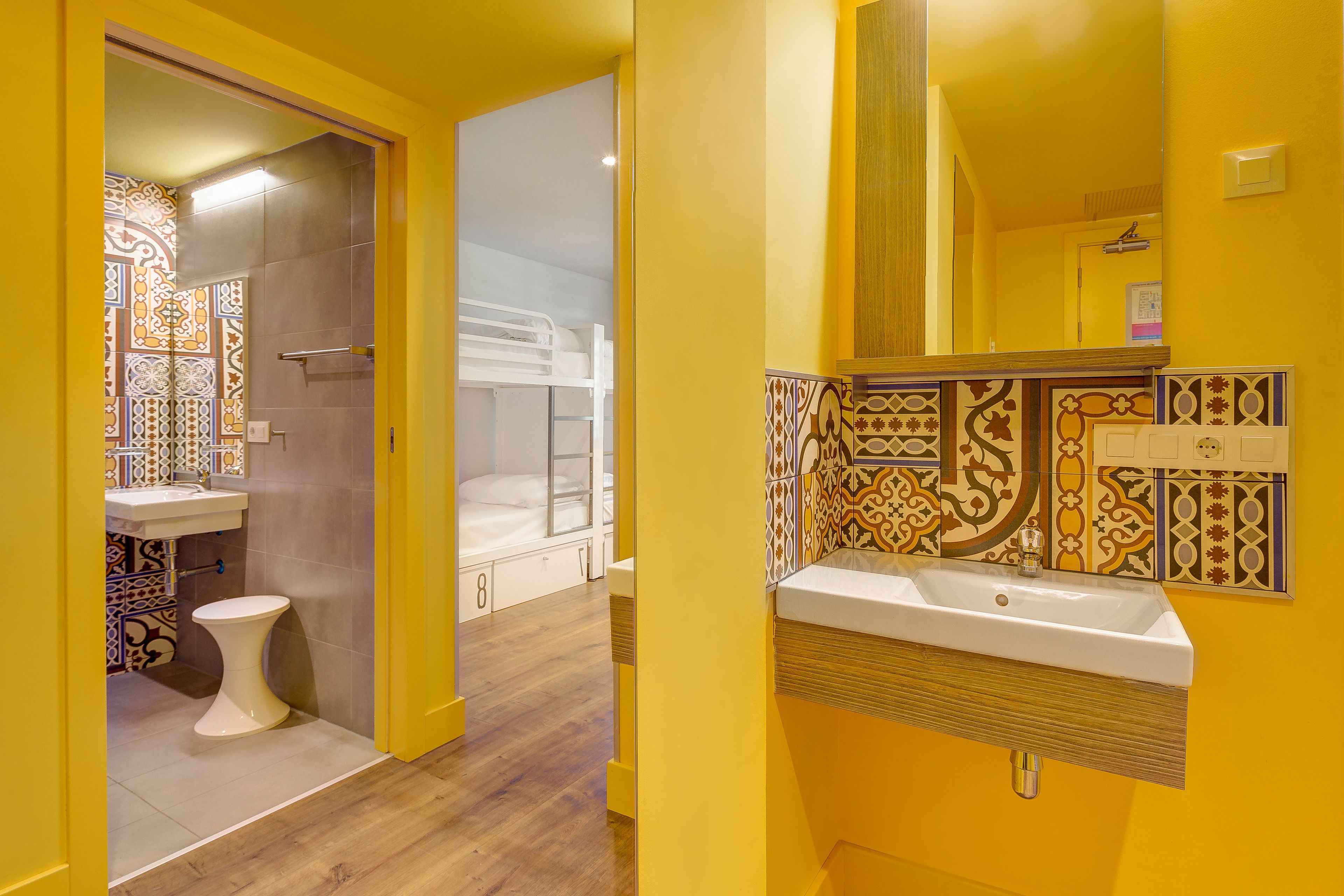 Une salle de bain avec un lavabo blanc, des toilettes et un espace douche.
