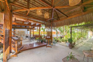 供应早餐、午餐和晚餐，泳池景观