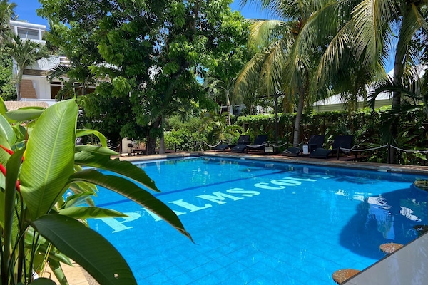 Una piscina al aire libre
