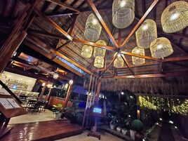 Se sirven desayunos, almuerzos y cenas; con vista a la piscina