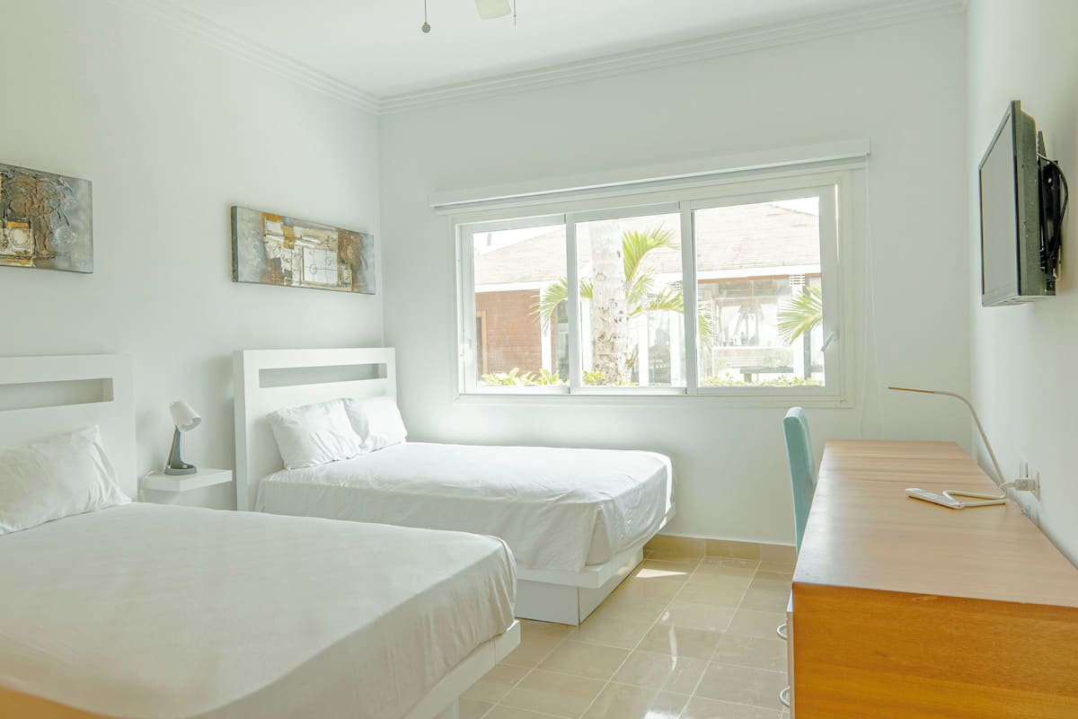 Apartment, 2 Bedrooms, Ocean View | 3 bedrooms, desk, bed sheets