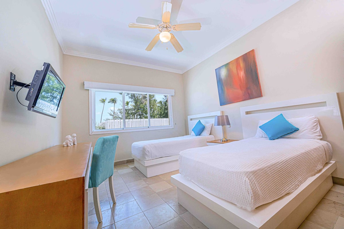 3 bedrooms, desk, bed sheets