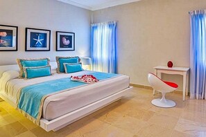 Desk, bed sheets - Presidential Suites Punta Cana (Punta Cana)