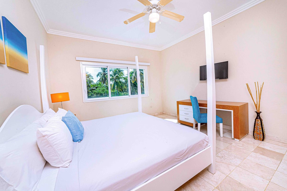 3 bedrooms, desk, bed sheets