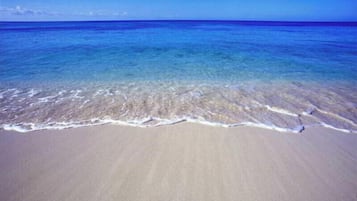 Playa privada, sombrillas, toallas de playa