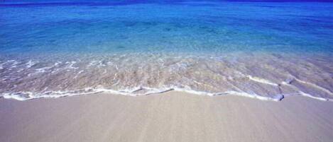 Playa privada, sombrillas, toallas de playa