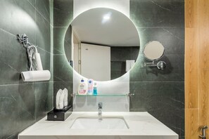 極品雙人房 | 浴室 | 免費盥洗用品、吹風機、浴袍、拖鞋